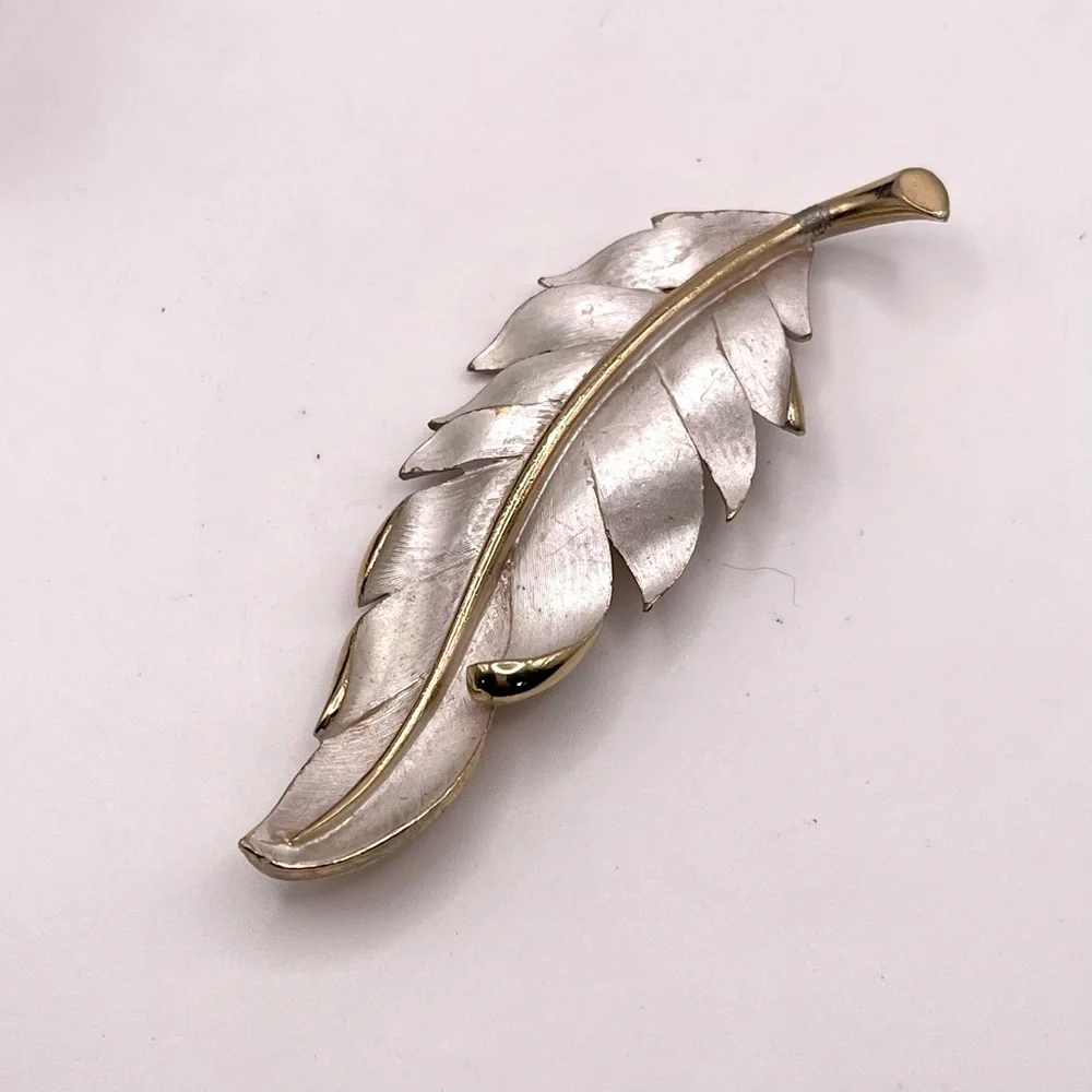 Fashionable Vintage Silver Tone Feather Leaf Statement Brooch Substantial Pc